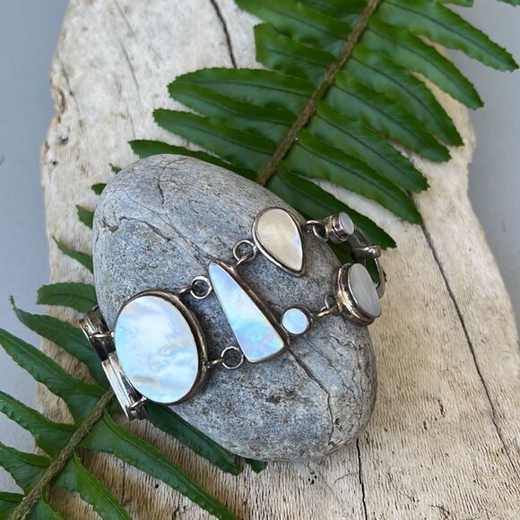 PEARLIZED STONE AND SILVER DECORATIVE BRACELET. - Picture 2 of 6